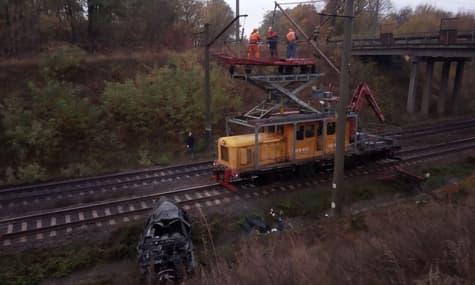 На Кіровоградщині машина впала з мосту і потрапила під потяг, водій загинув