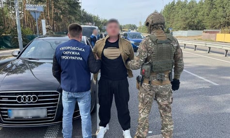 Шахрая, який видурив у матері загиблого військового 6,6 млн гривень, засудили до 8 років за ґратами. Прокуратура оскаржить вирок