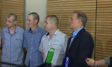 Четверо освобожденных из плена на Донбассе уже в Минске, сегодня их привезут в Киев — Медведчук