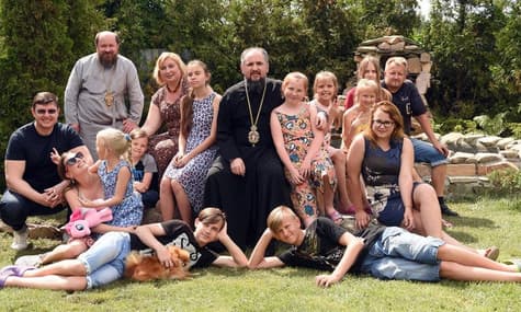 Церква взяла під опіку 13 дітей із дитбудинку Родікових, чиї батьки померли від коронавірусу