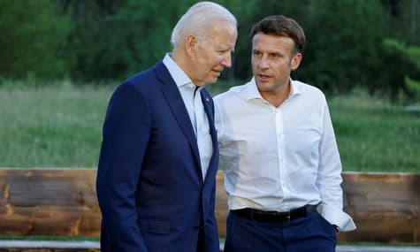 Байден зідзвонився з Макроном після його заяв про необхідність зменшувати залежність від США