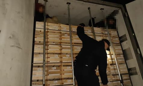 Біля Львова в опломбованій фурі знайшли 4 громадян Афганістану