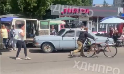 Виліз через вікно, забрав велосипед із багажника і втік: у Дніпрі шукають чоловіка, якого хотіли доставити до ТЦК