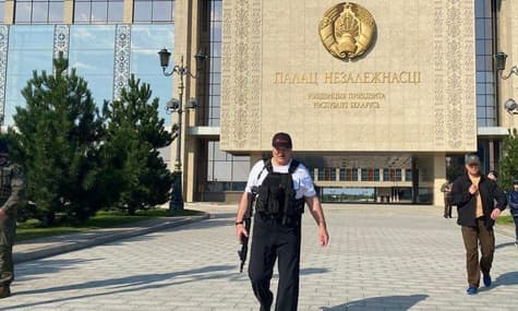 «Рембо-2»: під час протестів у Мінську Лукашенко знову взяв до рук автомат