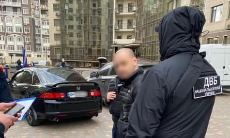 В Одессе бывший полицейский требовал у веб-модели $600 ежемесячно. Его поймали во время получения очередного транша