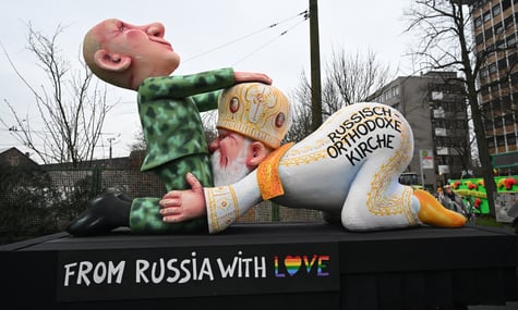 У росії заочно засудили німецького митця за сатиричну скульптуру про путіна та патріарха Кирила