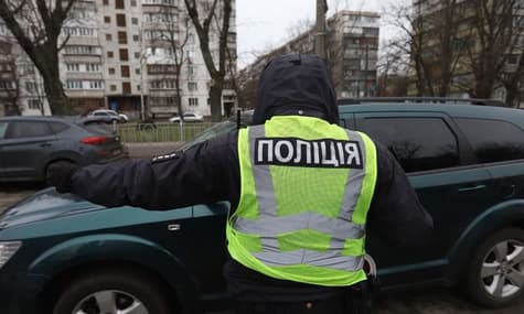 У Деснянському районі столиці працюють спецслужбовці — перевіряють документи громадян та оглядають автівки. Для чого?