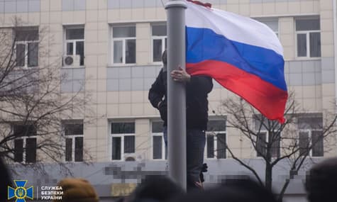 СБУ спіймала чоловіка, який 2014 року піднімав прапор рф над Харківською міськрадою