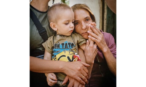 Світлину українського хлопчика з мамою визнали одним із найкращих фото National Geographic