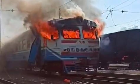 На станції в Харківській області дрон ударив по електричці, біля якої стояли люди, — загинула жінка