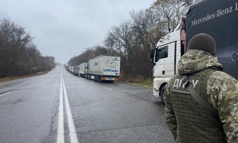Россия существенно замедлила пропуск грузовиков из Украины