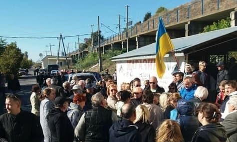 На Одещині жителі Затоки перекрили трасу через забудову узбережжя