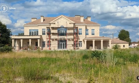 Колишня бізнес-партнерка дружини Чернишова зводить елітні маєтки під Києвом — Bihus.Info