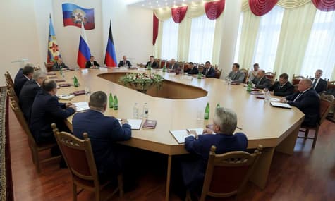 медведєв каже, що путін відправив його на окуповану Луганщину провести нараду