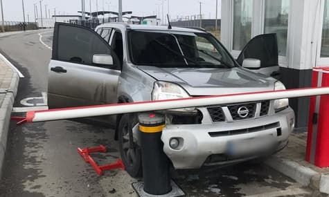 Мужчина пытался прорваться в оккупированный Крым и разбил внедорожник