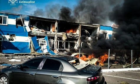 Кількість постраждалих від удару по заводу на Київщині зросла до семи. Рятувальники продовжують розбирати завали