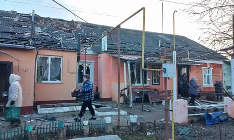 На Сумщині росіяни обстріляли будинок багатодітної сім'ї: загинула жінка, є поранені