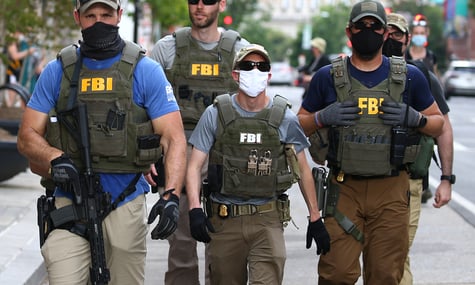 Агенти ФБР, звільнені через вірусні фото з акцій на честь Джорджа Флойда, подали в суд, щоб поновитися