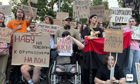 У Києві та інших містах українці знову виходили на акцію протесту через закон про НАБУ та САП (ФОТО)