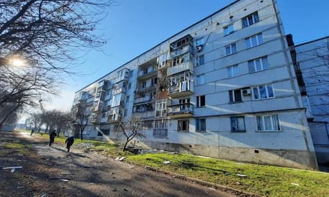 россияне попали в многоэтажку в Курахово — есть погибший и раненые