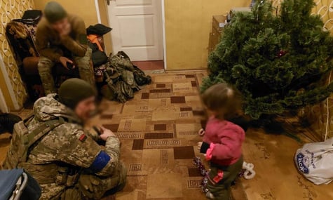 З Куп'янська евакуювали дворічну дівчинку і ще двох дітей. Вони та інші цивільні опинилися у підвалі з росіянами