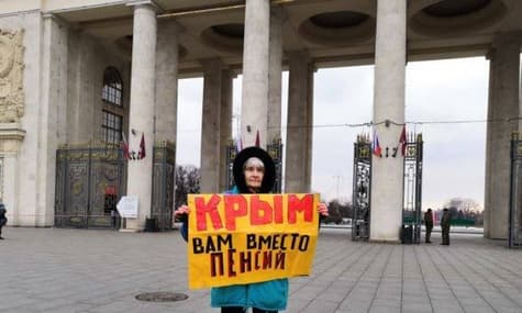 «Крим вам замість пенсій»: у Москві влаштували одиночні пікети проти анексії півострова