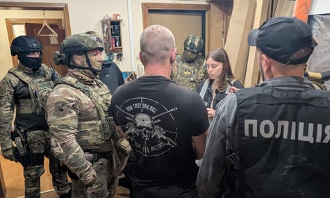 Правоохоронці проводять понад 150 одночасних обшуків через переправлення чоловіків за кордон