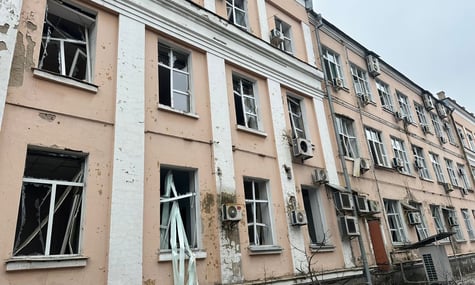 Адмінбудівля Міністерства освіти й науки, яка зазнала пошкоджень внаслідок російської атаки на Київ 27 грудня