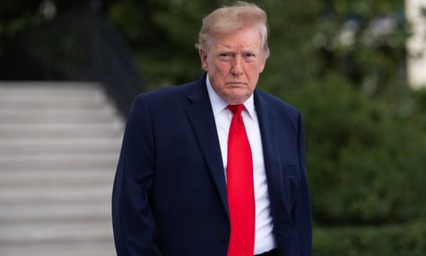 Напередодні проміжних виборів рейтинг підтримки Трампа впав до рекордного 31% — опитування Reuters