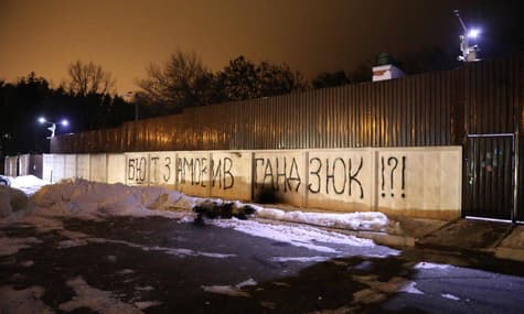 «БЮТ замовив Катю Гандзюк?!» — активісти «обстріляли» салютами будинок Авакова