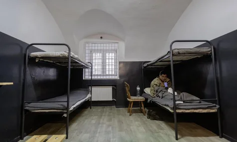 Військові КНДР, які воювали проти України, в полоні хотіли завдати собі шкоди. Один із них від руки намалював Кім Чен Ина — медіа