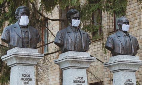 В Харькове надели маски на все памятники возле университета Каразина