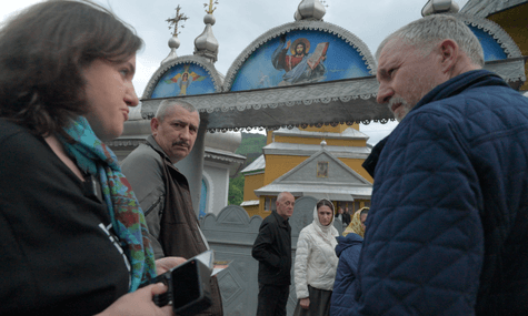 «До нас крізь двері пробивалися сокирами». Як гуцули Буковини за церкву воюють