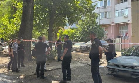 В Одессе во дворе многоэтажки застрелили мужчину. Полиция объявила спецоперацию