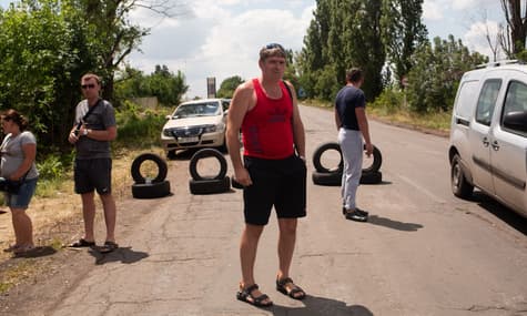 На Донеччині шахтарі та їхні дружини перекрили дорогу