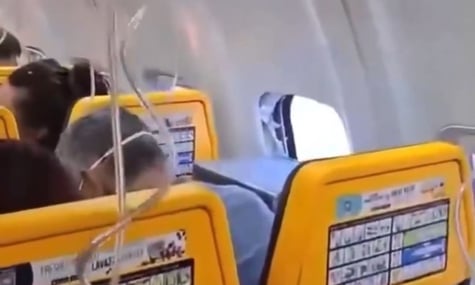 Пасажира одного з рейсів Ryanair по плечі затягнуло в розбите вікно під час польоту — медіа