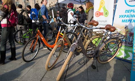 У Києві біля шести станцій метро встановлять велопарковки