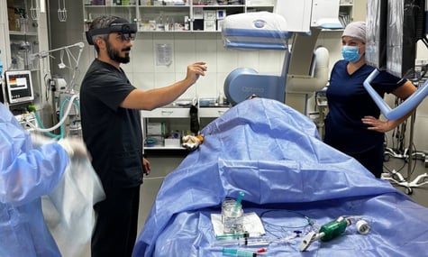 Українські хірурги виконали понад 200 операцій за допомогою окулярів доповненої реальності