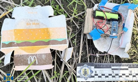 Замаскована під бургер із McDonald's. На блокпості в Чернігові дівчина передала військовим саморобну бомбу — поліція
