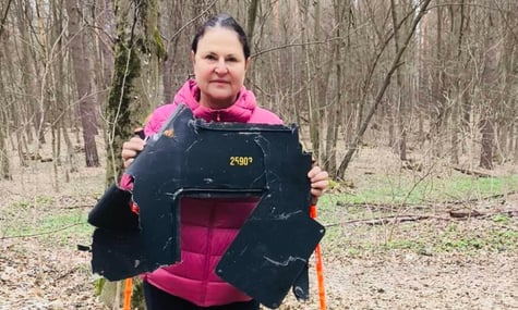 Посолка ЄС в Україні Катаріна Матернова тримає в руках уламок безпілотника Shahed, який вона знайшла у лісі в Києві