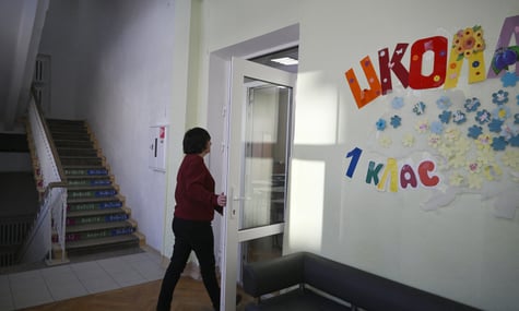 Ввімкнула радянський мультик. Вчительку першокласників оштрафували після скарги батька-ветерана на порушення закону про мову