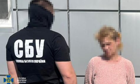 Переховувала російського розвідника та здавала позиції ЗСУ. На Донеччині затримали жінку та ліквідували військового рф — СБУ