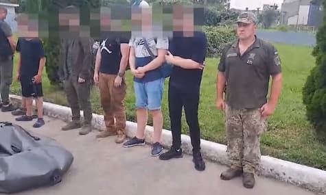 В Закарпатской области подростки помогали мужчинам переплывать Тису. Всех задержали