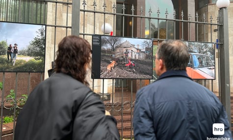 «За зображенням він бачив людей». У Києві відкрили виставку пам'яті Антоні Лаллікана — французького фотожурналіста, який загинув від удару російського дрона торік