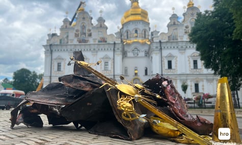 Уламки біля Успенського собору, Київ, 16 червня 2026 року Уламки біля Успенського собору, Київ, 16 червня 2026 року