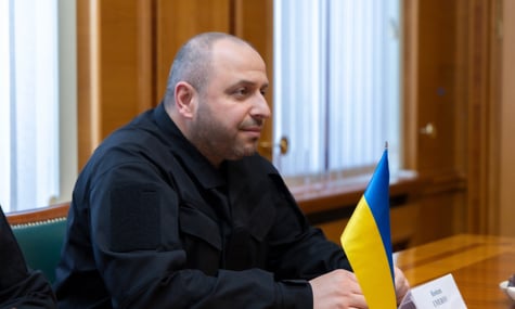 «Звичайна планова робота». Умєров у Берліні обговорив оборонну співпрацю, а не «обмежене» членство України в ЄС — речниця