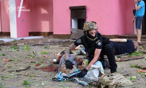 Харків удруге за добу атакують російські війська: ворог поцілив по дитячій залізниці, є загибла та поранені (ДОПОВНЕНО)