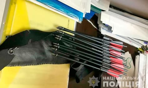 В Полтаве девушку, которая из арбалета ранил двух учителей, перевели в психиатрическую больницу