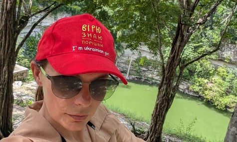 «Це було до війни». Ексконсулка в Домінікані пояснила світлину в кокошнику й перепросила в Зеленського за «дискомфорт»