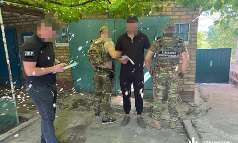 Був «завгоспом» у бараку. Звільненому з полону нацгвардійцю оголосили про підозру в насильстві над іншими українцями в полоні